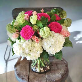 Bouquet of pink roses and white hydrangeas in a glass vase