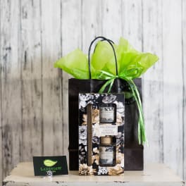 Gift bag with a gardenia candle and diffuser set