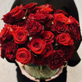 Bouquet of red roses in a clear glass vase