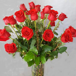Bouquet of red roses in a clear glass vase