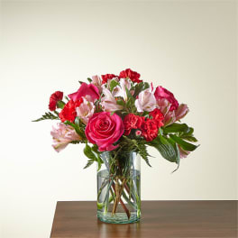 Pink and red mixed bouquet in a clear glass vase