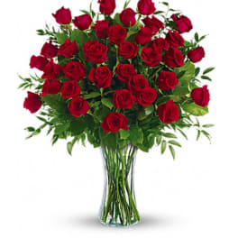 Bouquet of red roses in a clear glass vase