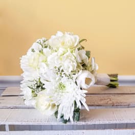 White bouquet with roses, daisies, and calla lilies
