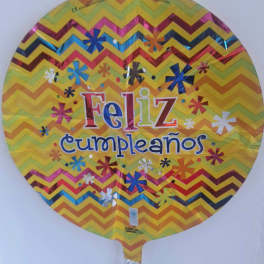Round foil balloon with "Feliz cumpleaños" text and colorful zigzag pattern