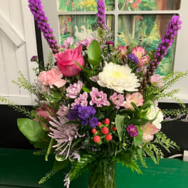 Mixed pink and white bouquet in a clear glass vase