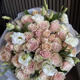 Bouquet of pale pink and white roses with white lisianthus
