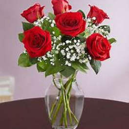 Bouquet of red roses in a clear glass vase