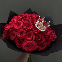 Bouquet of red roses with a small decorative crown