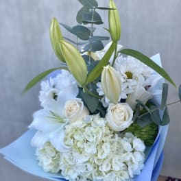 White bouquet with roses, lilies, hydrangea, and daisies