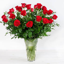 Bouquet of red roses in a clear glass vase