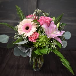 Pink and peach mixed bouquet in a glass vase