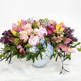 Mixed pastel bouquet in a clear glass vase