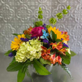 Colorful mixed bouquet with roses, hydrangea, and daisies in a vase
