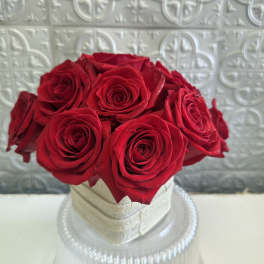 Red roses arranged in a white hatbox