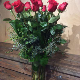 Bouquet of red roses in a clear glass vase