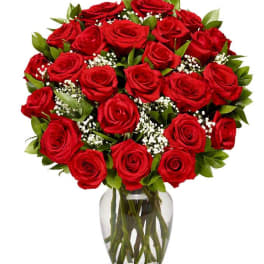 Bouquet of red roses in a clear glass vase