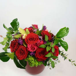 Bouquet of red and pink roses in a round vase