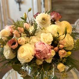 Mixed pastel bouquet in a clear glass vase