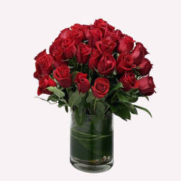 Bouquet of red roses in a clear glass vase
