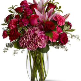 Pink and red mixed bouquet in a clear glass vase