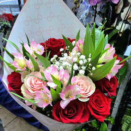Bouquet of red and pink roses with pink alstroemeria