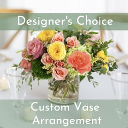 Mixed roses and hydrangeas in a glass vase