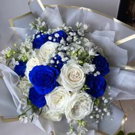 Bouquet of white and vivid blue roses with baby's breath