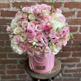 Pink and white rose bouquet in a pink hatbox
