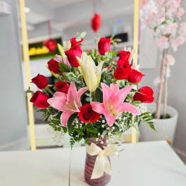 Bouquet of red roses and pink lilies in a vase