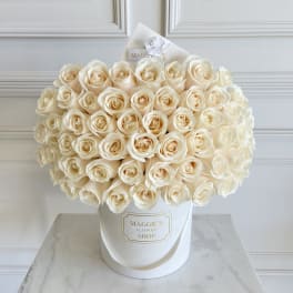 Bouquet of cream roses in a white hatbox