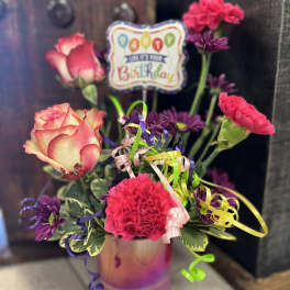 Birthday bouquet with pink roses and carnations in a glass vase