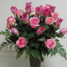 Bouquet of pink roses in a clear glass vase