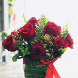 12 Red roses in Cube glass