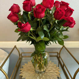 Bouquet of red roses in a clear glass vase