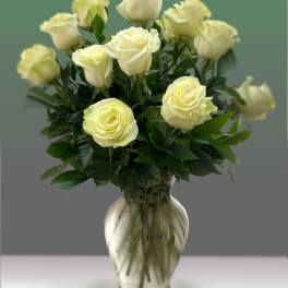 Bouquet of pale yellow roses in a clear glass vase