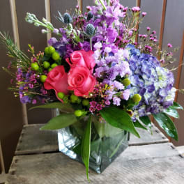 Mixed bouquet with pink roses and purple hydrangea in a glass vase