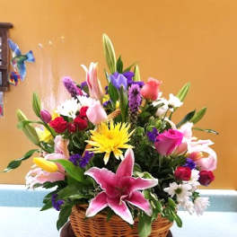 BASKET ARRANGEMENT WITH MIXED COLOR FLOWERS
