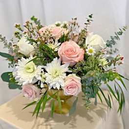 Pink and white rose bouquet with white daisies in a glass vase