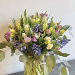 Mixed pastel bouquet in a clear glass vase