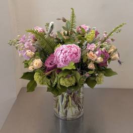 Pink and peach mixed bouquet in a clear glass vase