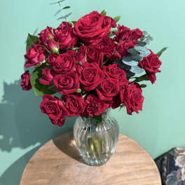 Bouquet of red roses in a clear glass vase
