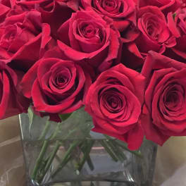 Bouquet of red roses in a clear glass vase