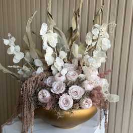 Fully preserved Vase of florals