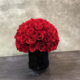 Round bouquet of red roses in a black box