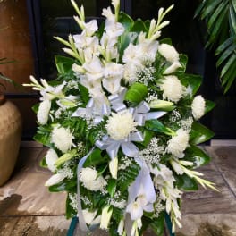 #89 Wonderful in White Spray Wreath