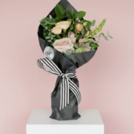40 | Bouquet Enveloppé de Fleurs Noir - petite | Wrapped Bunch