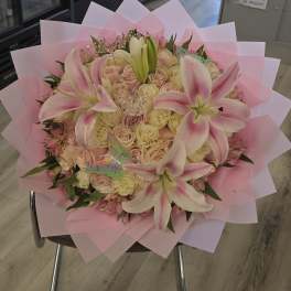 Ramo de rosas con lilis