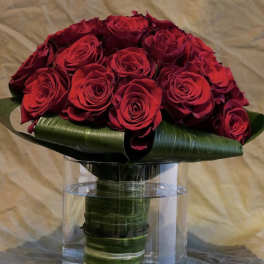 Bouquet of red roses in a clear glass vase