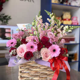 Canasta con rosas, gerberas, lisianthus y snapdragon en Bay Shore 