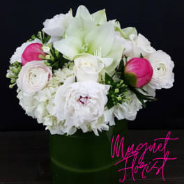 White and pink bouquet in a green box